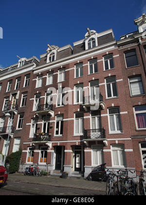 Sarphatipark ist ein öffentlicher Park in Amsterdam, Niederlande. Der Park, benannt nach dem Philanthropen Samuel Sarphati, ist bekannt für seine schöne Landschaft, Grünflächen und Gemeindeveranstaltungen, die Einheimische und Touristen gleichermaßen anziehen. Stockfoto