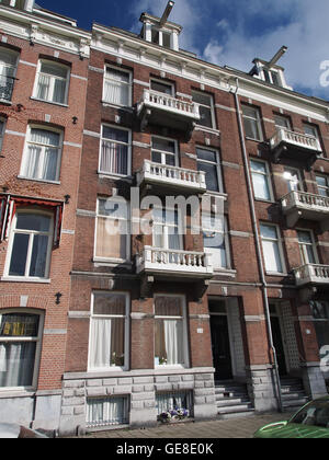 Der Sarphatipark in Amsterdam ist ein öffentlicher Park, der für seine Grünanlagen, reife Bäume und gepflegte Wege bekannt ist. Der Park ist ein beliebtes Ziel sowohl für Einheimische als auch für Touristen und bietet Erholungsgebiete für Entspannung, Sport und Familientreffen. Benannt ist es nach Samuel Sarphati, einem bekannten Arzt und Philanthropen. Stockfoto