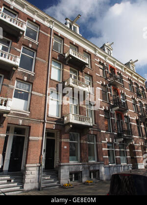 Der Sarphatipark in Amsterdam ist ein öffentlicher Park, der für seine Grünanlagen, Fußwege und Erholungsgebiete bekannt ist. Der Park hat historische Bedeutung, da er nach dem jüdischen Philanthropen Samuel Sarphati benannt wurde und seit Jahrzehnten Teil der städtischen Landschaft der Stadt ist. Stockfoto