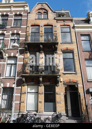 Dieses Bild zeigt den Sarphatipark, einen öffentlichen Park im Stadtteil de Pijp von Amsterdam. Der Park ist eine bemerkenswerte Grünanlage und bietet einen Ort zur Erholung und Entspannung im Herzen der Stadt. Stockfoto