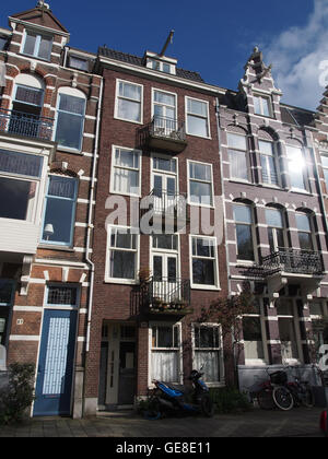 Der Sarphatipark in Amsterdam ist ein öffentlicher Park, der für seine üppigen Grünflächen und seine historische Bedeutung bekannt ist. Dieses Bild fängt die landschaftliche Schönheit des Parks ein und betont die Landschaftsgestaltung, die Wanderwege und die ruhige Umgebung. Stockfoto