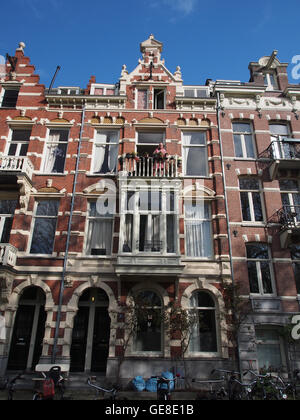 Dieses Foto zeigt den Sarphatipark, einen öffentlichen Park in Amsterdam, der die Grünflächen und ihre Nutzung durch die Gemeinde zeigt. Er unterstreicht die Rolle des Parks als lebenswichtiger Erholungsraum in der Stadt. Stockfoto