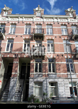 Der Sarphatipark in Amsterdam ist ein öffentlicher Park, der für seine offenen Grünflächen, Wege und Bäume bekannt ist. Es dient als Naherholungsgebiet für Einheimische und Besucher und trägt zur städtischen Landschaft der Stadt bei. Stockfoto