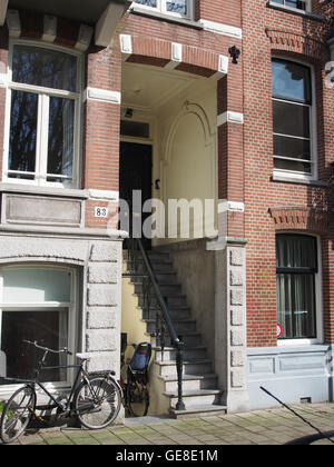 Der Sarphatipark, der sich in Amsterdam befindet, ist auf diesem Foto mit üppigen Grünflächen und öffentlichen Parkelementen dargestellt. Das Bild zeigt die ruhige Atmosphäre des Parks, ideal für Erholung und Entspannung, ein zentrales Merkmal der städtischen Grünanlagen Amsterdams. Stockfoto