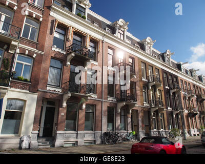 Der Sarphatipark, der sich in Amsterdam befindet, ist ein öffentlicher Park, der für seine üppigen Grünanlagen, Wanderwege und offenen Bereiche für Erholung und Entspannung bekannt ist und sowohl Einheimischen als auch Besuchern eine friedliche Umgebung bietet. Stockfoto