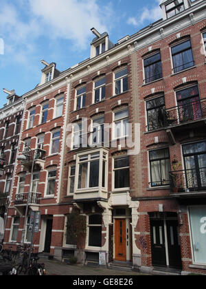 Dieses Foto zeigt den Sarphatipark, einen öffentlichen Park in Amsterdam. Das Bild zeigt die ruhigen Wege, Grünflächen und Bäume des Parks und schafft so eine friedliche Umgebung für Besucher. Stockfoto