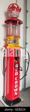 Die Satam Red Crown Benzinpumpe ist ein Vintage-Benzinspender, der ein Design aus dem frühen 20. Jahrhundert zeigt. Das Design der Pumpe ist mit dem unverwechselbaren Red Crown Logo versehen, das Teil des legendären Brandings der Firma Red Crown war, die Mitte der 1900er Jahre beliebt war Dieses Stück erinnert an historische Werbung und die Entwicklung von Kraftstoffverteilungsanlagen. Stockfoto