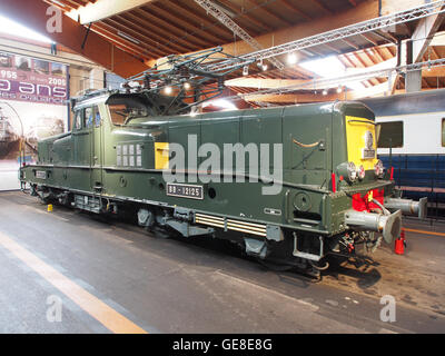 Dieses Bild zeigt die SNCF BB-12125, eine Klasse von Elektrolokomotiven, die von der französischen Nationalbahn (SNCF) betrieben werden. Diese Lokomotiven werden hauptsächlich für den Transport von Personen- und Güterzügen eingesetzt, die für ihre hohe Leistung und Zuverlässigkeit im französischen Eisenbahnsystem bekannt sind. Stockfoto