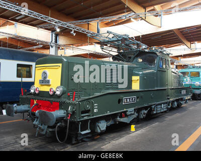 Dieses Bild zeigt die SNCF BB-12125, eine elektrische Lokomotive der französischen Nationalbahn (SNCF). Das Foto zeigt das Design und die Funktionalität der Lokomotive in einer typischen Betriebsumgebung. Stockfoto