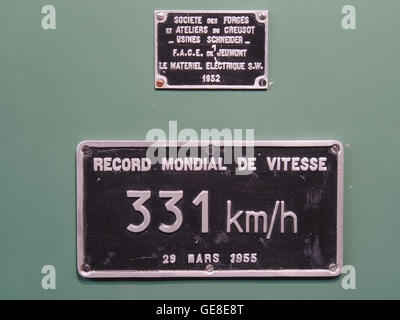 Dieses historische Foto zeigt die SNCF BB 9004, eine leistungsstarke Elektrolokomotive der französischen Eisenbahngesellschaft. Das Bild zeigt die Konstruktion und Rolle der Lokomotive in der französischen Eisenbahngeschichte. Stockfoto