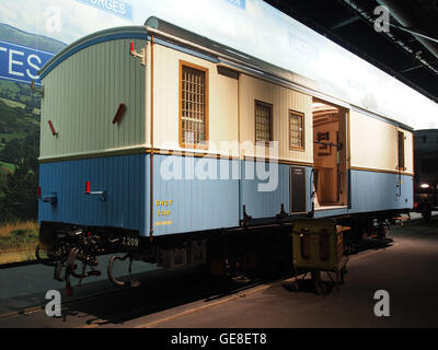 Der SNCF Z209 ist ein französischer Eisenbahnwaggon, der auf diesem Foto aufgenommen wurde. Die SNCF, die französische Eisenbahngesellschaft, betreibt eine Reihe solcher Wagen, die für verschiedene Transportzwecke im ganzen Land eingesetzt werden. Stockfoto
