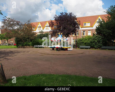 Dieses Bild fängt das Viertel Zaanhof in Amsterdam ein, das für seine reiche Geschichte und seinen unverwechselbaren architektonischen Stil bekannt ist. Das Foto zeigt die klassische Stadtlandschaft und die einzigartigen Merkmale des Stadtviertels Zaanhof. Stockfoto