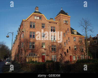 Dieses Foto zeigt eine lebendige Szene der Zaanstraat im Westerpark, Amsterdam. Die Straße ist bekannt für ihre dynamische Mischung aus modernen und traditionellen Elementen, mit historischen Gebäuden und modernen Unternehmen. Das Bild spiegelt die lebhafte Atmosphäre dieses beliebten Stadtteils in Amsterdam wider. Stockfoto
