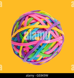 Gummiband Gummiball auf gelben Hintergrund Stockfoto