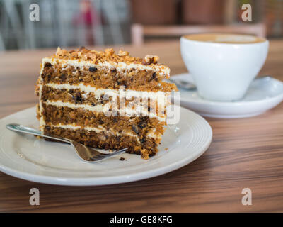 Karotte-Kuchen mit Walnüssen auf Holztisch. selektiven Fokus Stockfoto