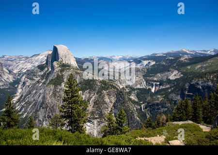 Ein Blick auf Yosemite Valley, einschließlich Half Dome, vom Glacier Point Stockfoto