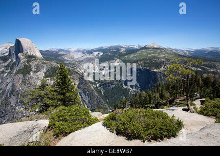 Ein Blick auf Yosemite Valley, einschließlich Half Dome, vom Glacier Point Stockfoto