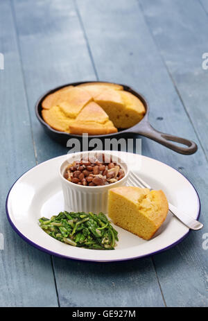 Bohnen und Greens mit Maisbrot, Küche der Südstaaten der USA Stockfoto