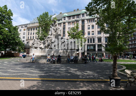 Ein großes Denkmal in der Mitte Vörösmarty Tér, Budapest, Ungarn (Vörösmarty Platz). Stockfoto