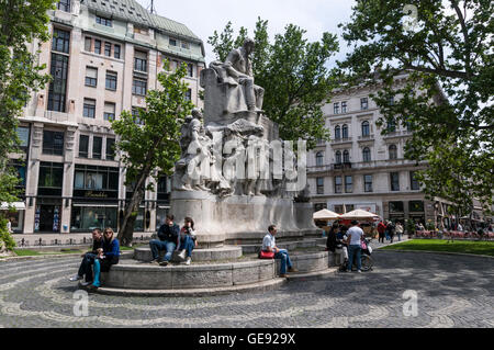 Ein großes Denkmal in der Mitte Vörösmarty Tér, Budapest, Ungarn (Vörösmarty Platz) Stockfoto