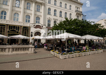 Abendessen in einem erstklassigen Café/Restaurant wurde Gerbeaud Anfang des 20th. Jahrhunderts von einer Schweizer Familie gegründet. Das Hotel Stockfoto