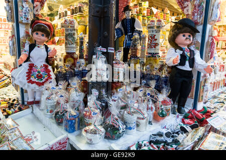 Ungarische Puppen und Pakete von Paprika zum Verkauf an die große Markthalle in Budapest, Ungarn. Stockfoto