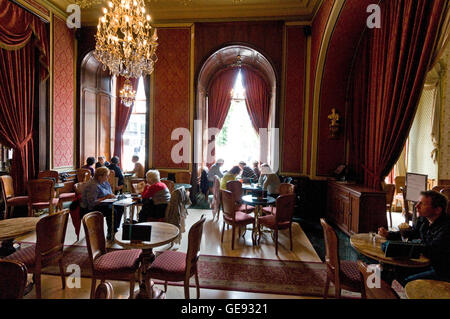Interieur des Café Gerbeaud, eines erstklassigen Kaffeehauses, das Anfang des 20th. Jahrhunderts von einer Schweizer Familie gegründet wurde. Das Kaffeehaus befindet sich in Vörösmarty Stockfoto