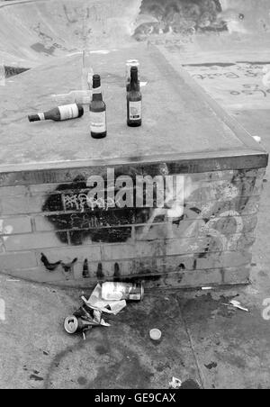 Flaschen verließ ein Müll an der Skate-Park eine Party im freien Dorf junger Menschen. 23. Juli 2016 Stockfoto