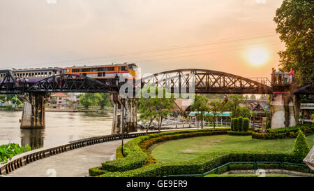 Züge für die Reise auf der alten Brücke überfahren ist der River Kwai Yai einen historischen Sehenswürdigkeiten während des 2. Weltkrieges das bekannteste Stockfoto