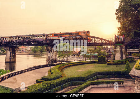 Grunge alte Foto Vintage-Stil Züge für die Reise auf der Brücke über den Fluss Kwai laufen ist eine historische Sehenswürdigkeiten während Wo Stockfoto