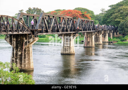 Alte Brücke über den River Kwai Yai ist eine historische Sehenswürdigkeiten während des 2. Weltkrieges der berühmten Provinz Kanchanaburi in Thailan Stockfoto