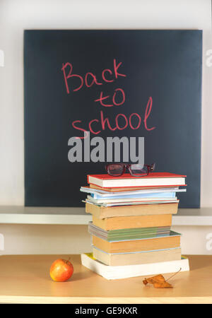 Stapel von Büchern vor Schule-Brett Stockfoto