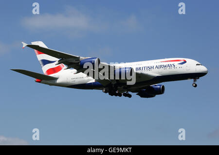 London Heathrow, Vereinigtes Königreich - 13. Mai 2016: A British Airways Airbus A380 mit der Registrierung G-XLEB nähert sich London er Stockfoto