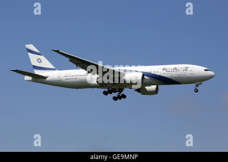 London Heathrow, Vereinigtes Königreich - 13. Mai 2016: ein El Al Boeing 777-200 mit der Registrierung 4 X-EZB-Landung am Flughafen London Heathrow Stockfoto