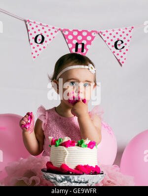 Ein einjähriges essen Kuchen und in Zuckerguss bedeckt Stockfoto