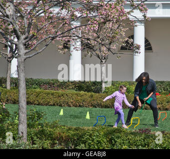 WASHINGTON, DC - 28. März: First Lady Michelle Obama fördert einen Teilnehmer in einem laufenden Kurs im Rose Garden während der jährlichen White House Easter Egg Roll. Präsident Barack Obama und die First Lady gesellten sich Tausende von Menschen auf dem South Lawn des weißen Hauses.  28. März 2016. Bildnachweis: Lynch / MediaPunch Stockfoto