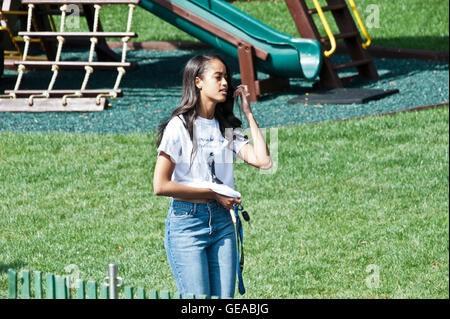 WASHINGTON, DC - 28. März: Malia Obama, Präsident Barack Obama und First Lady Michelle Obama älteste Tochter, Spaziergänge entlang der South Lawn nachdem sie beteiligte sich an der jährlichen White House Easter Egg Roll und verschiedene Aktivitäten.  Die South Lawn des weißen Hauses füllte sich mit Menschen genießen die Aktivitäten 28. März 2016. Bildnachweis: Lynch / MediaPunch Stockfoto