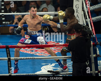 Las Vegas, USA. 23. Juli 2016. Terence Crawford (R) der Vereinigten Staaten kämpft mit Viktor Postol der Ukraine während ihre WBC WBO-Titel im Weltergewicht junior Boxing Titelvereinigung in Las Vegas, USA, 23. Juli 2016. Terence Crawford gewann den Kampf und eine mögliche Ticket in die Manny Pacquiao-Gewinnspiel. © Yang Lei/Xinhua/Alamy Live-Nachrichten Stockfoto