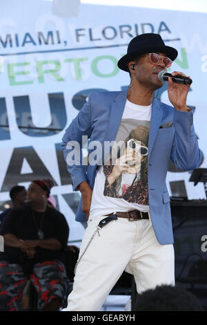 Miami, Florida, USA. 23. Juli 2016. Sänger Eric Benet führt während der jährlichen Overtown Musik & Arts Festival am 23. Juli 2016 in Miami, USA.  Herr Benet ist ein Ex-Mann von Oscar-Preisträgerin Halle Berry.  Foto: Sean Drakes/Alamy Live-Nachrichten Stockfoto