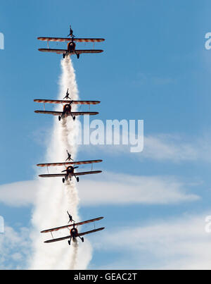 Peking, China. 16. Juli 2016. Breitling Wingwalkers führen während der Farnborough International Airshow 2016 öffentliche Wochenende in Farnborough, Großbritannien am 16. Juli 2016. © Han Yan/Xinhua/Alamy Live-Nachrichten Stockfoto