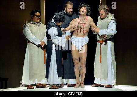 Bayreuth, Deutschland. 22. Juli 2016. HANDOUT - "Parsifal", Foto-Probe ab 2016, Akt 1: Charles Kim, Tansel Akzeybek, Timo Riihonen, Ryan McKinny, Stefan Heibach. Die Wagner-Oper eröffnet Bayreuth Festival 2016 am 25. Juli 2016. DPA (Aufmerksamkeit Editoren - obligatorische CREDIT: "Foto: Bayreuther Festspiele/Enrico Nawrath/Dpa"-INTERNET Nutzung nur bis A maximale Größe von 800 x 800 Pixel HANDOUT zur redaktionellen Verwendung ONLY/NO Umsatz) / Dpa/Alamy Live News Stockfoto