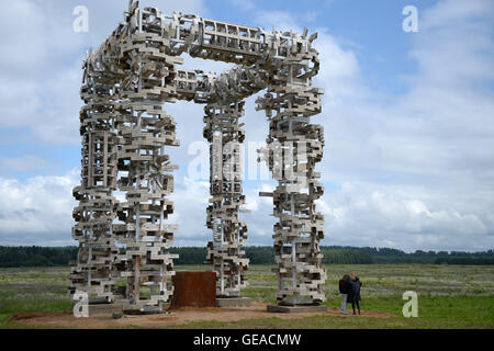 (160724)--NIKOLA-LENIVETS, 24. Juli 2016 (Xinhua)--Kunstwerk 'White Gates', während eine Landschaftsarchitektur-Festival namens "Archstoyanie" in Nikola-Lenivets, Russland, 23. Juli 2016 angezeigt wird. Die jährliche Veranstaltung im Nikola-Lenivets außen Moskau brandneue Ideen präsentiert, die Besucher Blick auf Architektur neu definieren könnte. (Xinhua/Pavel Bednyakov) (Zcc) Stockfoto