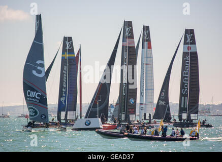 Portsmouth, Großbritannien. 23.. Juli 2016. Segeltrupps, die an der America's Cup World Series auf dem Solent teilnehmen, darunter Ben Ainslie im Team von GB. Stockfoto