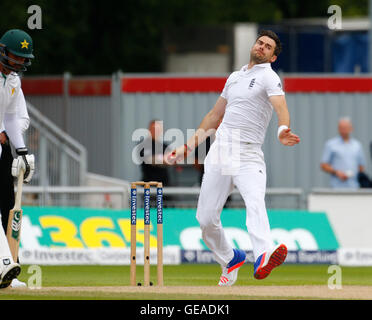 Old Trafford Cricket Ground, Manchester, UK. 24. Juli 2016. International Cricket 2. Investec Test England gegen Pakistan. England Bowler James Anderson in seine Öffnung Bann. Pakistan begann am 3. Tag auf 57-4, trailing England um 532 läuft. © Aktion Plus Sport/Alamy Live-Nachrichten Stockfoto