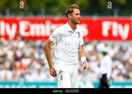 Old Trafford Cricket Ground, Manchester, UK. 24. Juli 2016. International Cricket 2. Investec Test England gegen Pakistan. England Bowler Stuart Broad, die am Vormittag das sechste Pakistan Wicket teilgenommen, Pakistan Schlagmann Asad Shafiq, für 4 läuft © Aktion Plus Sport/Alamy Live News Stockfoto