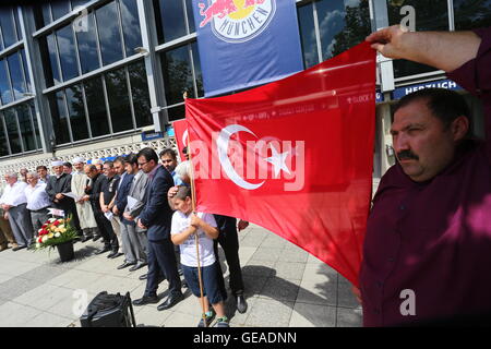 Teilnehmer mit türkischen Fahnen sind auf das Olympia-Einkaufszentrum (OEZ) zwei Tage nach einem shooting mit Toten und Verletzten in München, Deutschland, 24. Juli 2016. Ein 18-j hrige deutsch-iranischen Mann 9 Personen erschossen und dann sich selbst getötet. Unter den Opfern waren Menschen mit türkischer Herkunft. An der Kundgebung der Veranstalter protestierten gegen den Putsch in der Türkei und bekundet Solidarität mit den Opfern des Shootings. Foto: KARL JOSEF-HILDENBRAND/dpa Stockfoto