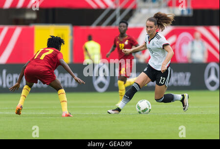 Paderborn, Deutschland. 22. Juli 2016. Deutschlands Sara Daebritz (r) und Ghanas Regina Antwi in Aktion während der deutschen Frauen-Fußball-Nationalmannschaft spielen Ghana in Paderborn, Deutschland, 22. Juli 2016. Foto: Guido Kirchner/Dpa/Alamy Live News Stockfoto