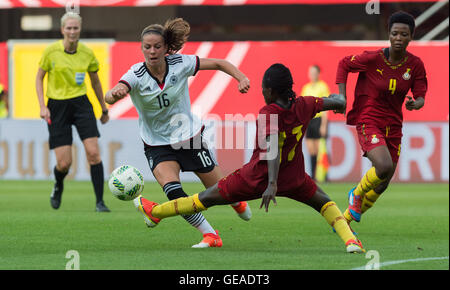 Paderborn, Deutschland. 22. Juli 2016. Deutschlands Melanie Leupolz (l) und Ghanas Cynthia Abobeaas in Aktion während der deutschen Frauen-Fußball-Nationalmannschaft spielen Ghana in Paderborn, Deutschland, 22. Juli 2016. Foto: Guido Kirchner/Dpa/Alamy Live News Stockfoto