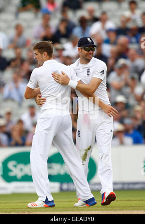 Old Trafford Cricket Ground, Manchester, UK. 24. Juli 2016. International Cricket 2. Investec Test England gegen Pakistan. England Bowler James Anderson (rechts) gratuliert England Bowler Chris Woakes nach Woakes das 8. Pakistan Wicket mit dem letzten Ball vor dem Mittagessen nahm. © Aktion Plus Sport/Alamy Live-Nachrichten Stockfoto