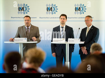 Robert Heimberger, Präsident des Bayerischen Staat Office of Criminal Investigation, (l-R), Thomas Steinkraus-Koch, Oberstaatsanwalt der Staatsanwaltschaft München I und stellvertretender Polizeipräsident Werner Feiler anlässlich einer Pressekonferenz am der Bayerischen Zustand Büro der kriminellen Untersuchung (LKA) auf das Schießen auf das Olympia-Einkaufszentrum (OEZ) vom 22. Juli 2016 in München, Deutschland, 24. Juli 2016. Den tödlichen Schüssen erfolgte durch eine 18 Jahre alte deutsch-iranischen. Zehn Menschen starben, darunter der Täter. Foto: MATTHIAS BALK/dpa Stockfoto